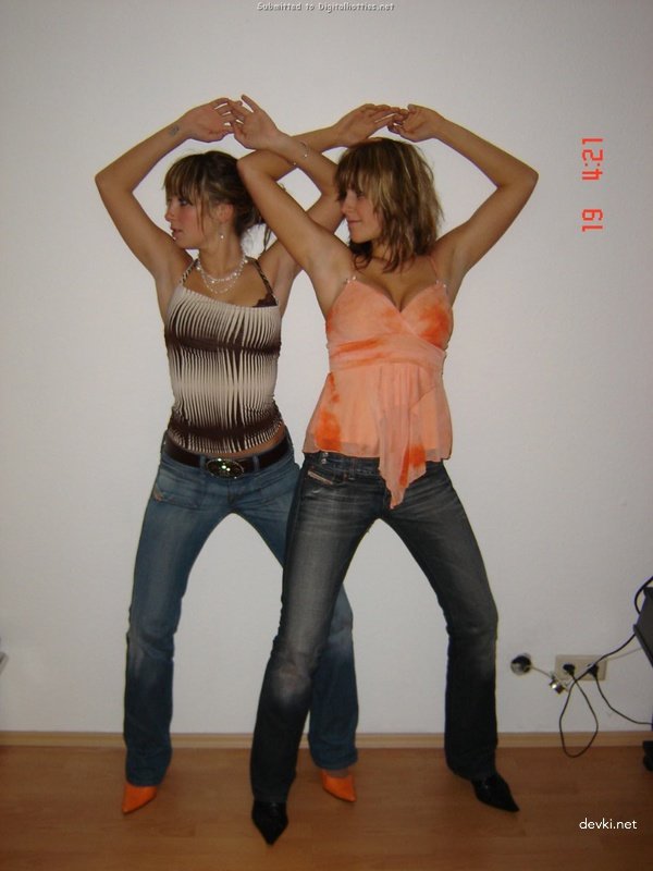 Hot Young Girls Expose Their Bodies - Explicit Amateur Photos