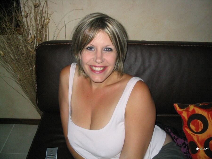 Naked woman masturbates all her holes - Explicit amateur porn photo