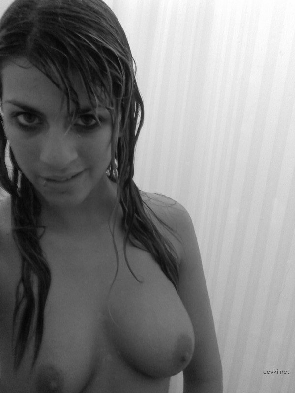 Amateur Teen Girl Home Photos: Explicit and Provocative Shots