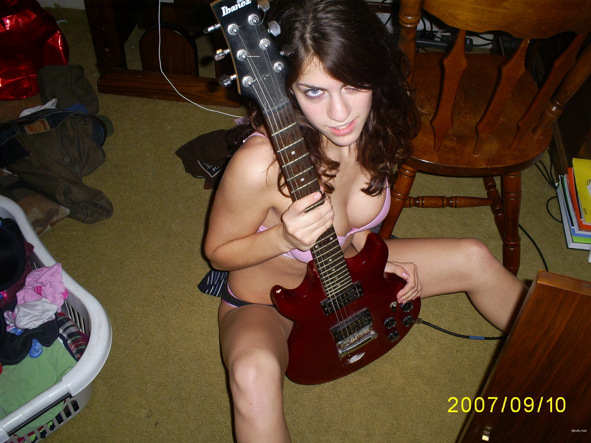 Amateur Teen Girl Home Photos: Explicit and Provocative Shots