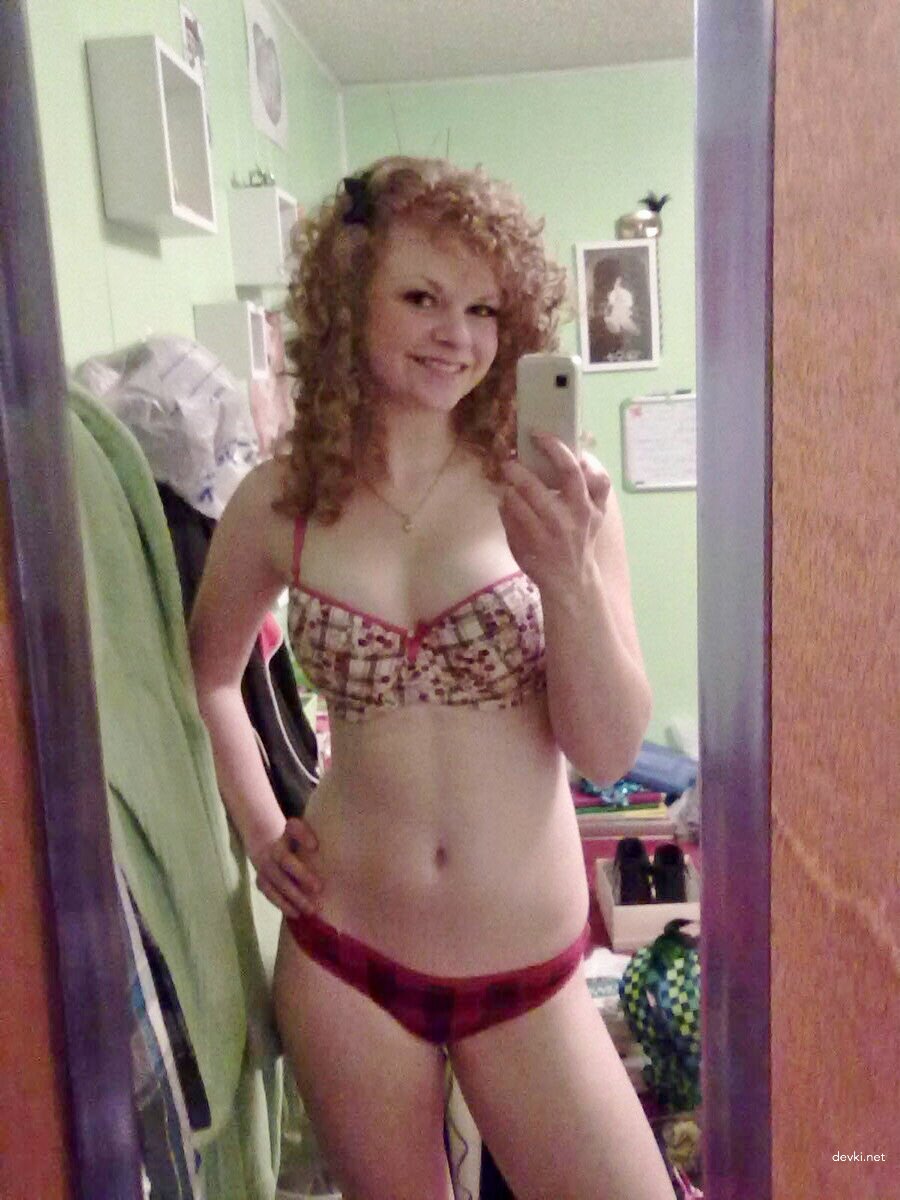 Raunchy redhead amateur snaps nude selfies