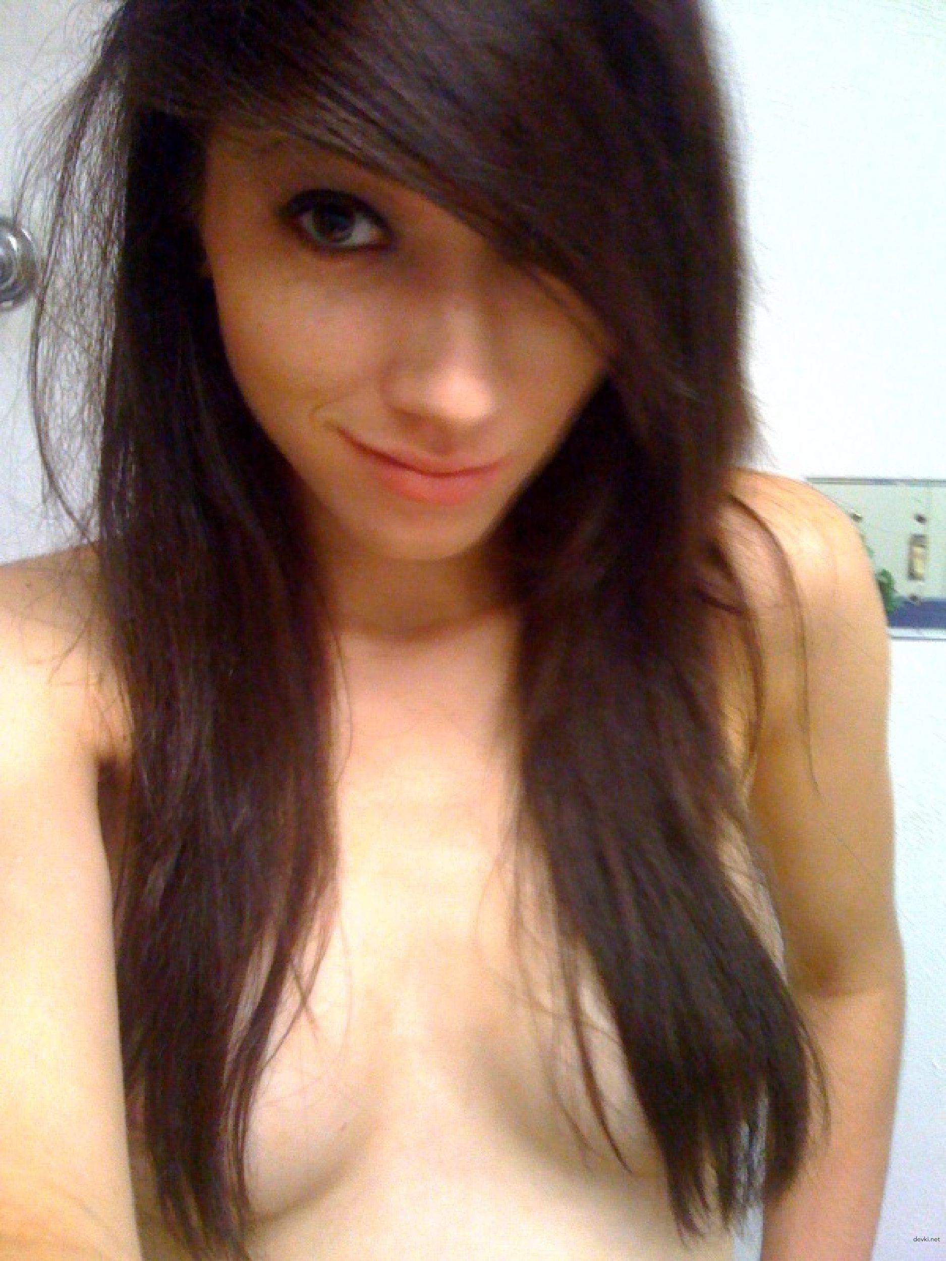 Explicit Amateur Photo of Young Beauty: Seductive Poses and Sultry Looks