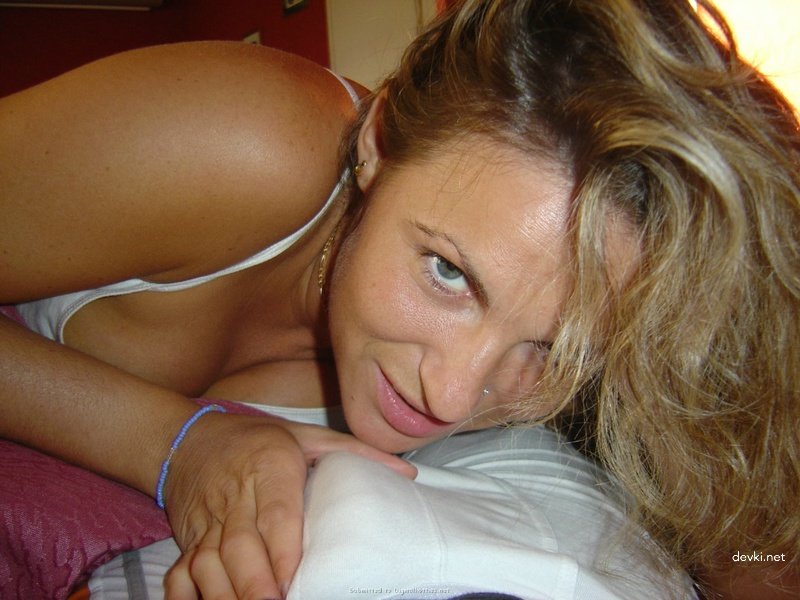 Hot amateur cumshot on girl's body after blowjob