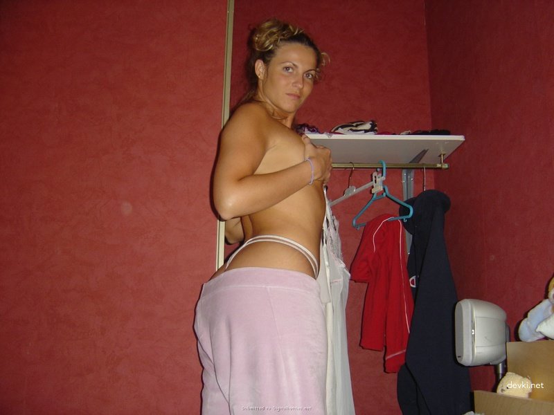 Hot amateur cumshot on girl's body after blowjob