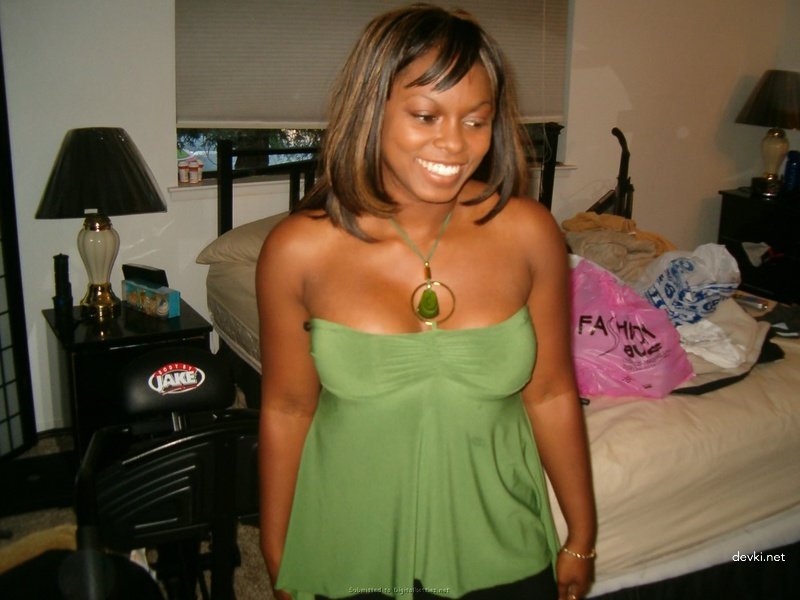 Amateur Mulatto with Wet Pussy: Explicit Porn Photos