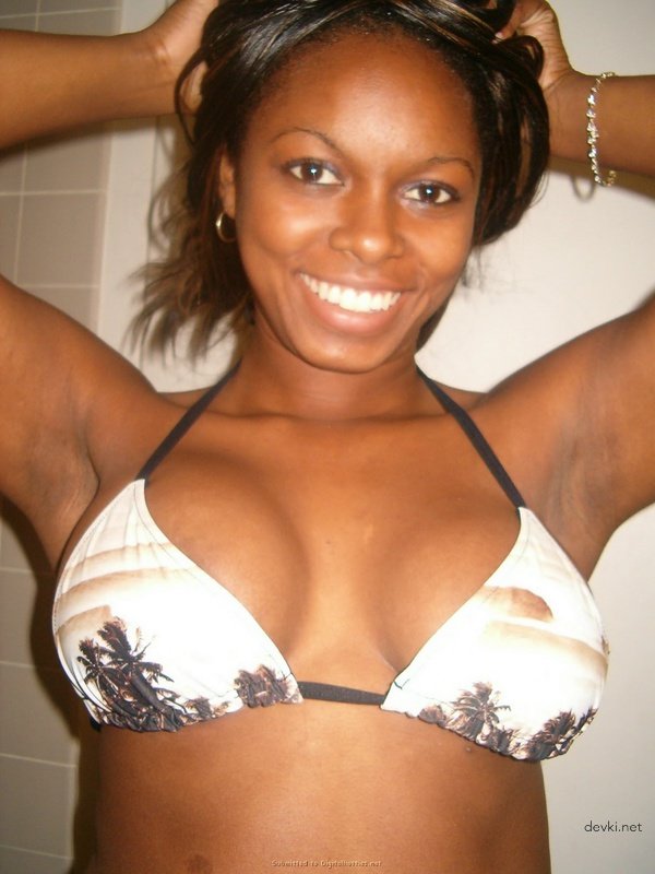 Amateur Mulatto with Wet Pussy: Explicit Porn Photos