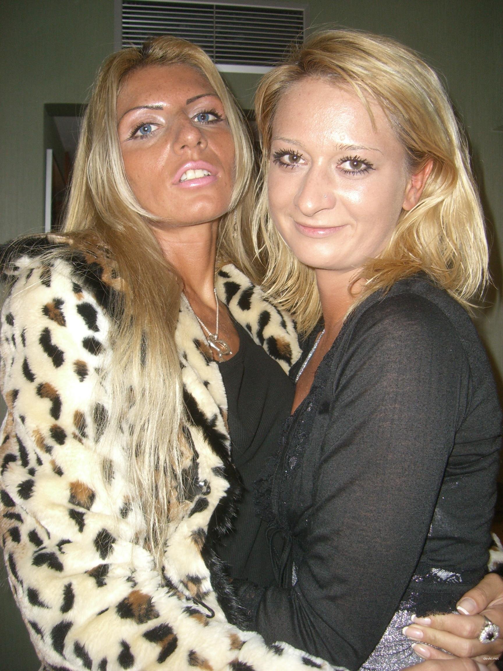 Blondes Spreading Legs: Explicit Amateur Porn Photos