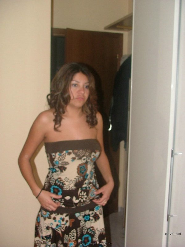 Hot Babe Giving Herself to a Guy - XXX Amateur Porn Pic