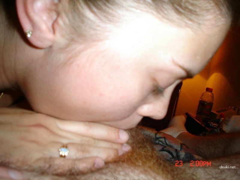 Young girl loves sex: Amateur porn photos with explicit content