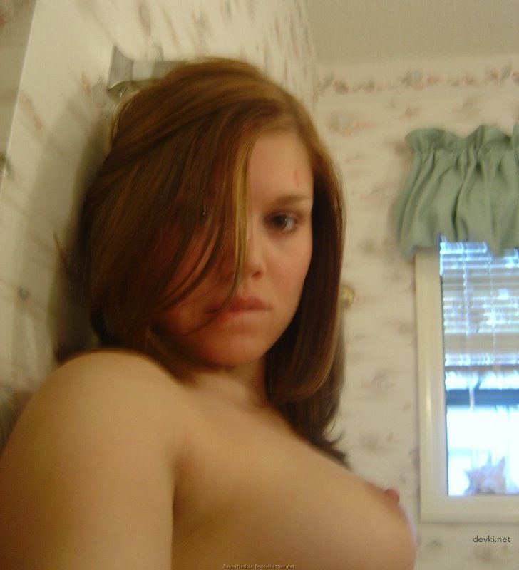 Young girl loves sex: Amateur porn photos with explicit content