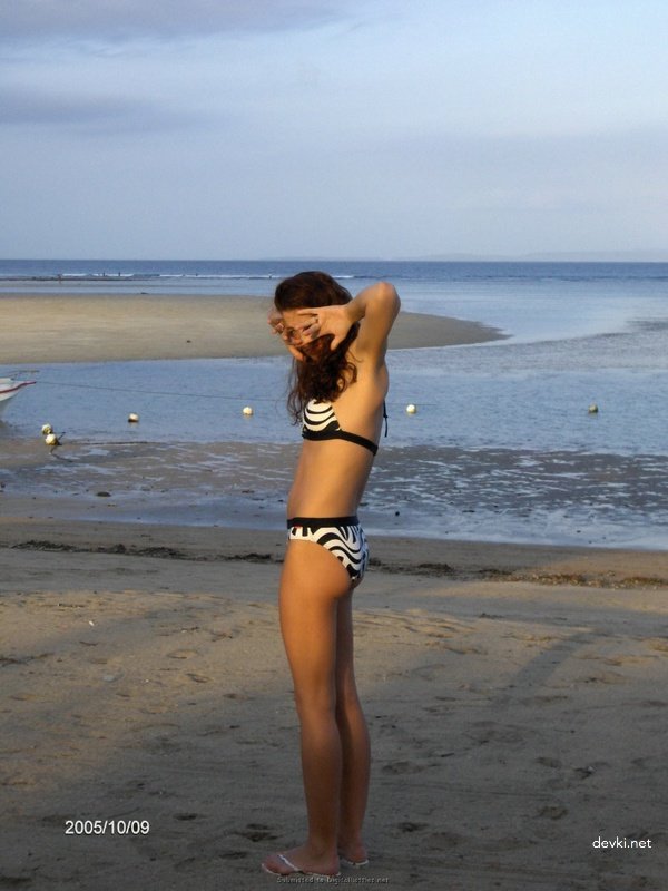Explicit Amateur Porn Photos of Girl on Vacation: Intimate Beach Shots