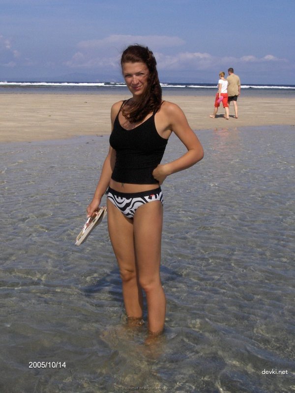 Explicit Amateur Porn Photos of Girl on Vacation: Intimate Beach Shots