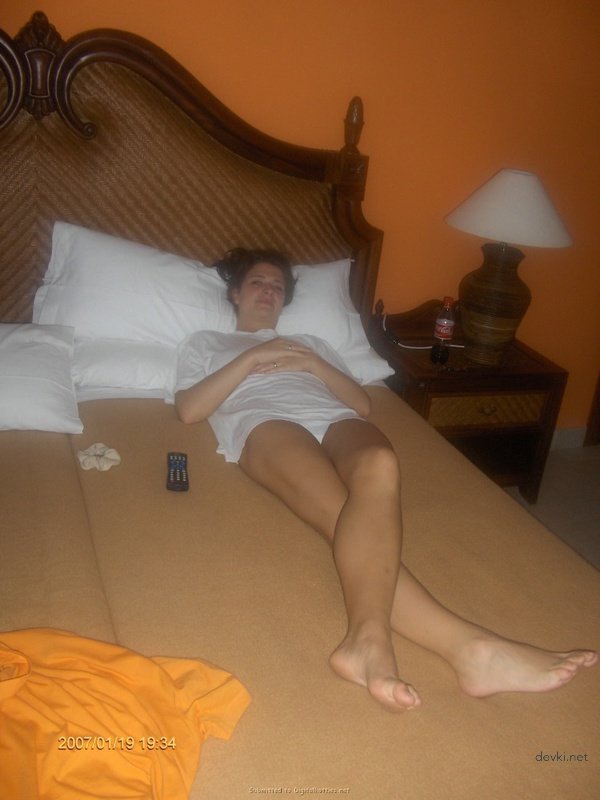 Explicit Amateur Porn Photos of Girl on Vacation: Intimate Beach Shots