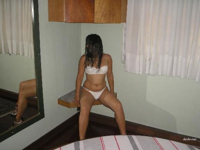 Hot MILF Amateur Porn Pics: Sexy Woman in Explicit Sexual Photos