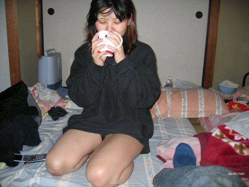 Amateur Porn: Asian Slut Gets Naughty