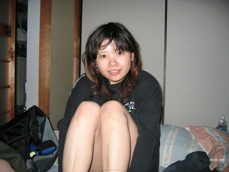 Amateur Porn: Asian Slut Gets Naughty