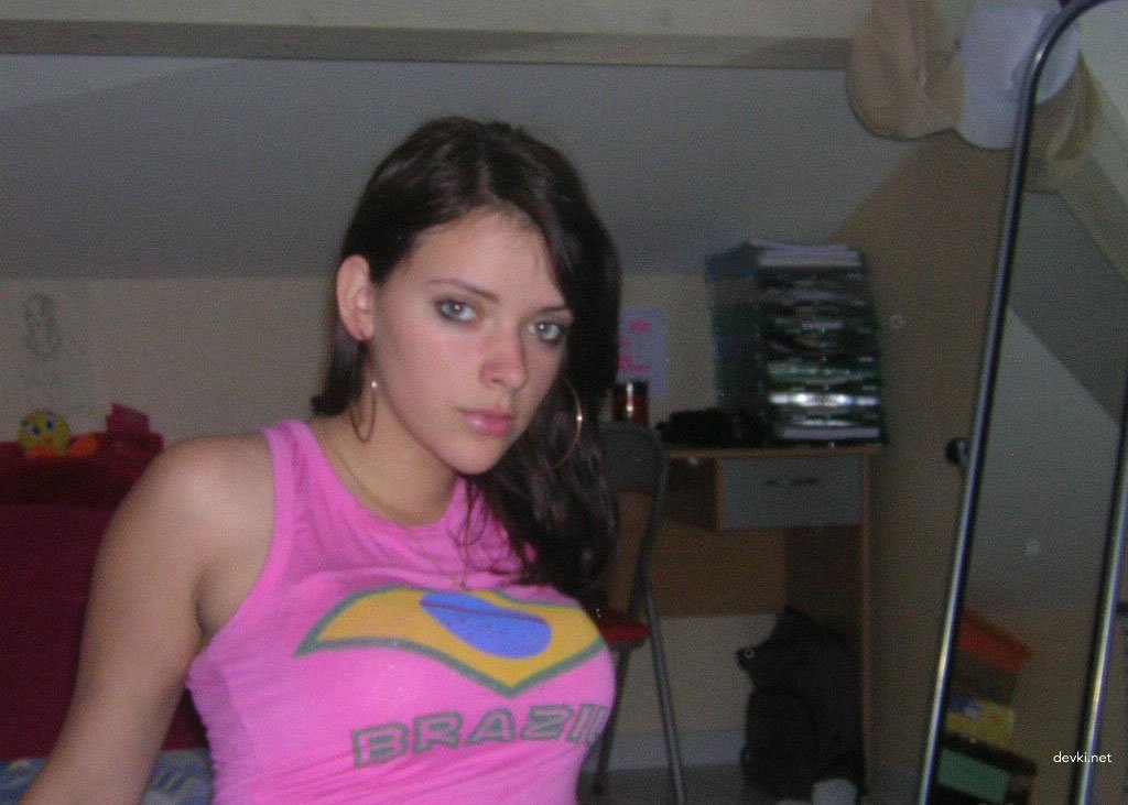 Explicit Amateur Photo: Young Girl's Private Pics Uncovered