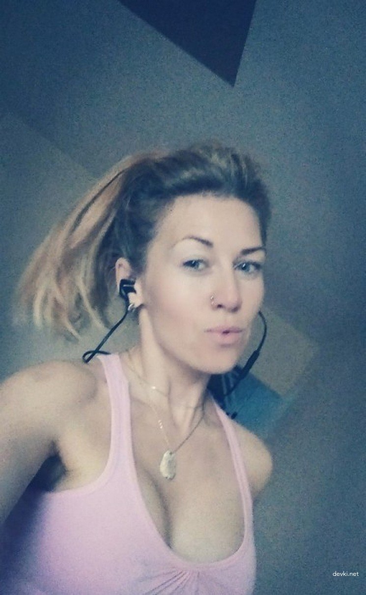 Hot Blonde Plays with Collection of Sex Toys in Amateur Porn Photo Shoot