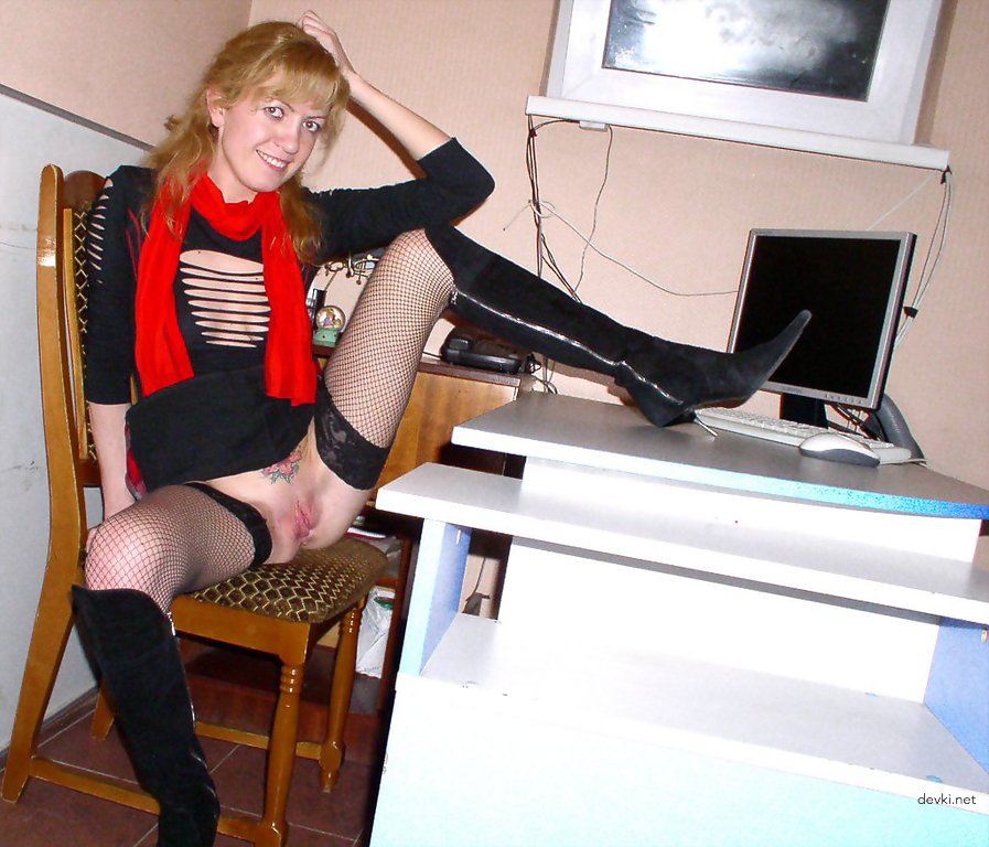 Explicit Amateur Wife Porn Photos - Naughty Housewife in Action