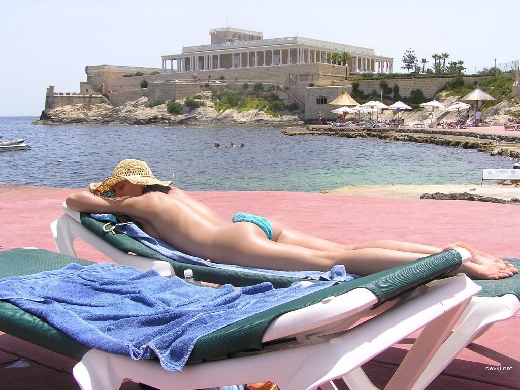 Sexy Girl Loves Sucking Cock and Posing Nude - Amateur Porn Pic