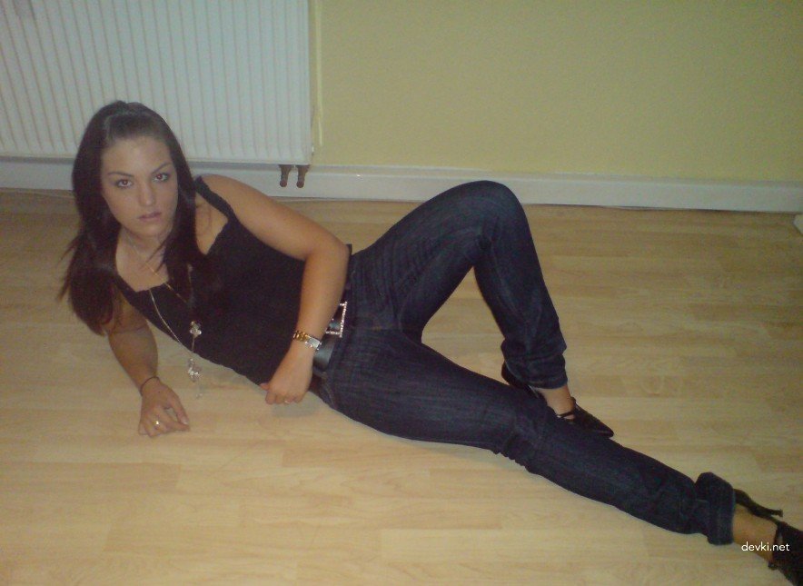 Beautiful girl gives a blowjob - Amateur porn photo with explicit oral sex action