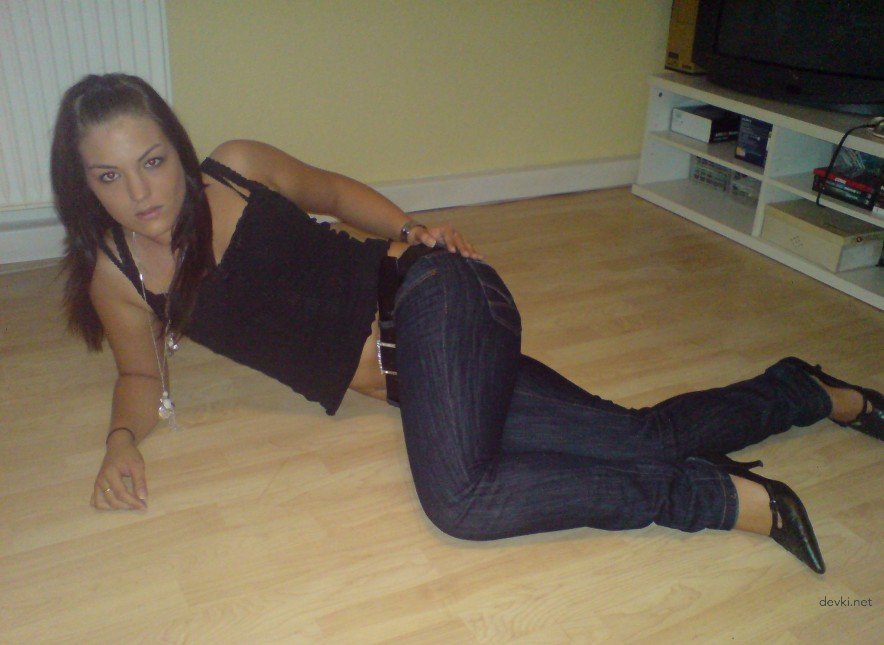 Beautiful girl gives a blowjob - Amateur porn photo with explicit oral sex action