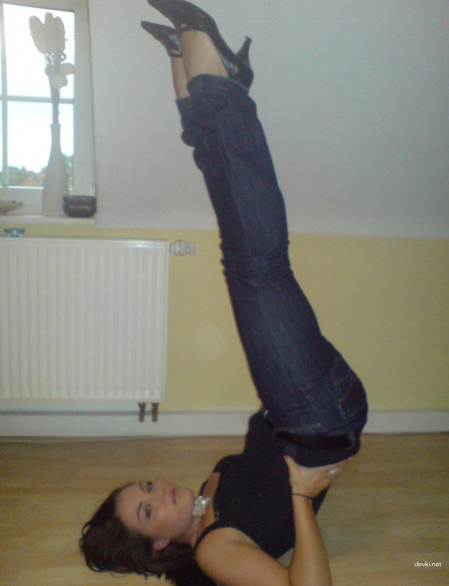 Beautiful girl gives a blowjob - Amateur porn photo with explicit oral sex action