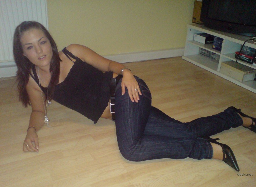 Beautiful girl gives a blowjob - Amateur porn photo with explicit oral sex action