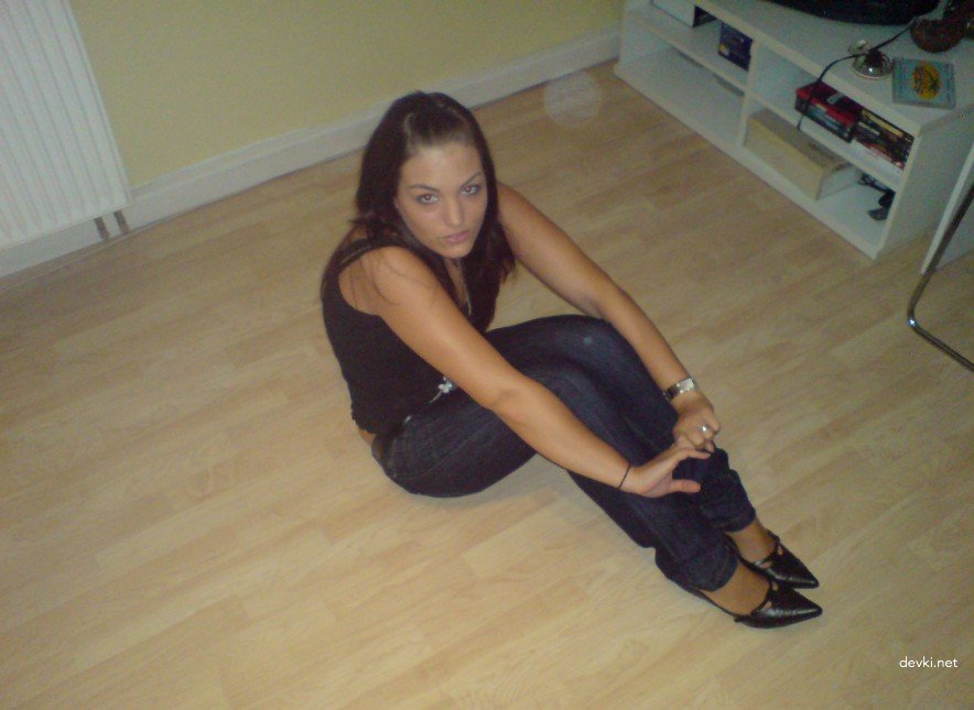 Beautiful girl gives a blowjob - Amateur porn photo with explicit oral sex action