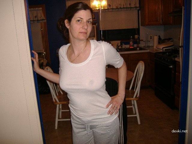 Curvy Wife Poses Nude: Explicit Amateur Porn Photos