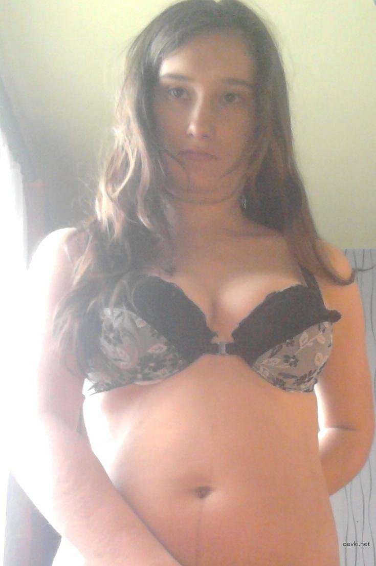 Explicit Amateur Porn: Girl Without Panties Exposing All in Sexy Photo Shoot