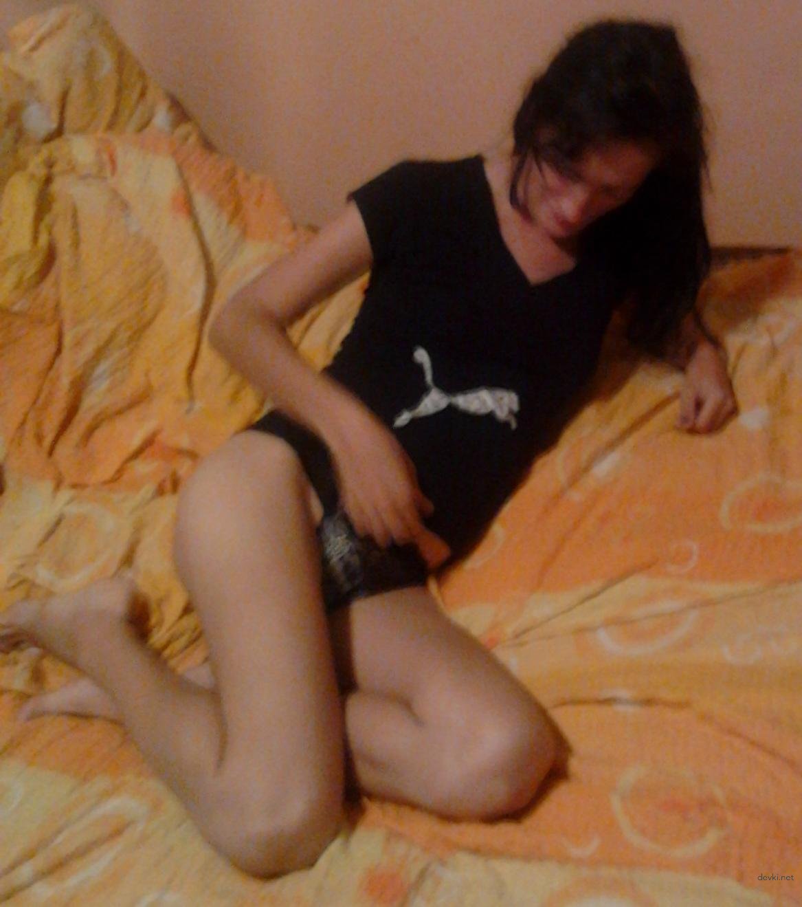 Explicit Amateur Porn: Girl Without Panties Exposing All in Sexy Photo Shoot