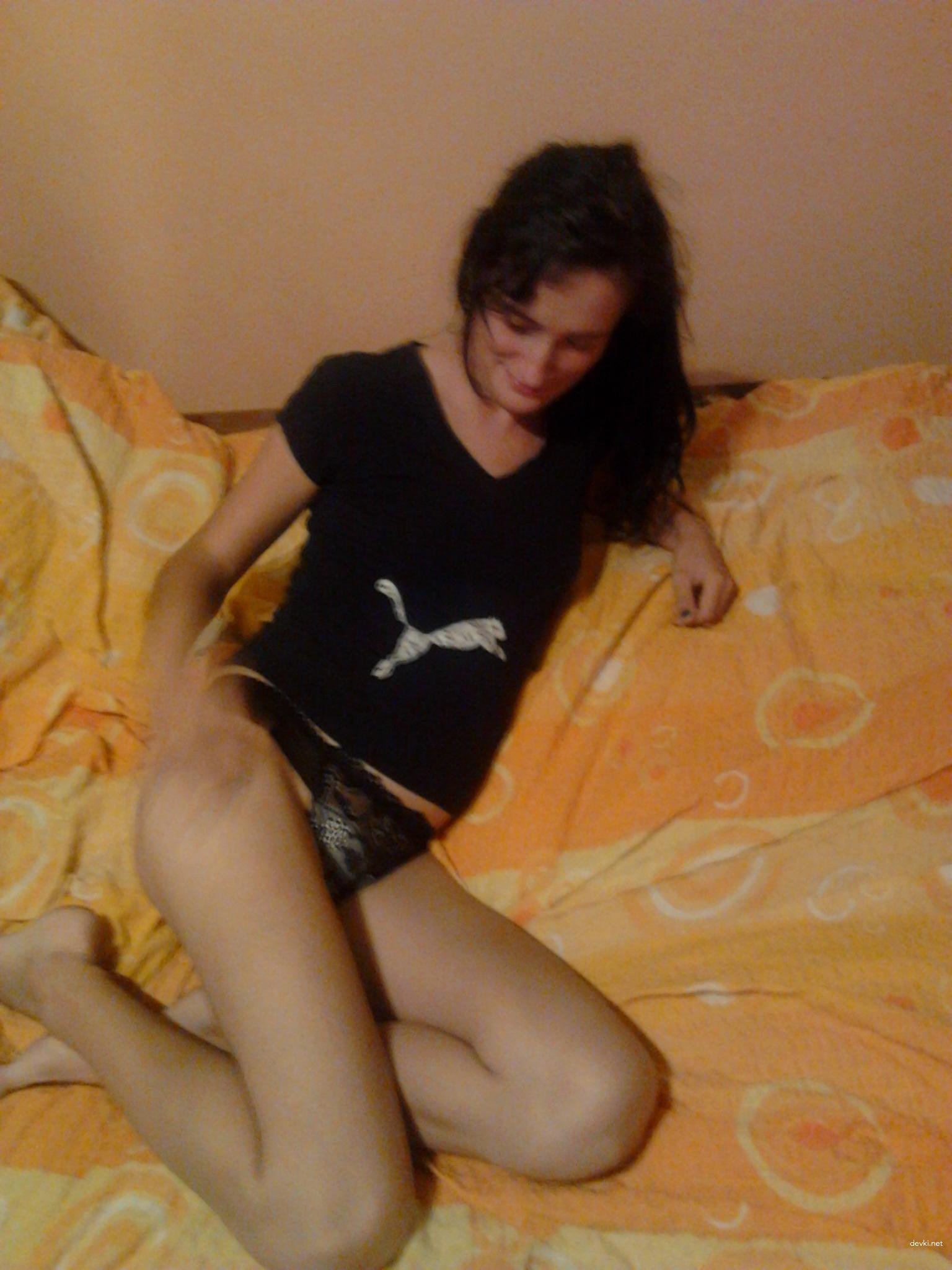 Explicit Amateur Porn: Girl Without Panties Exposing All in Sexy Photo Shoot