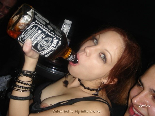 Wild Sluts in Nightclub: Amateur Porn Photos of Naughty Girls Getting Freaky