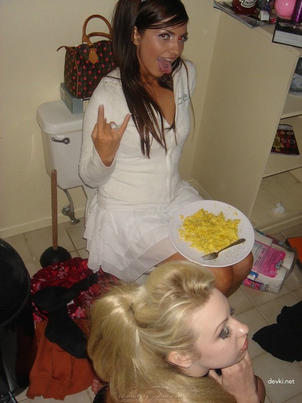 Wild Sluts in Nightclub: Amateur Porn Photos of Naughty Girls Getting Freaky