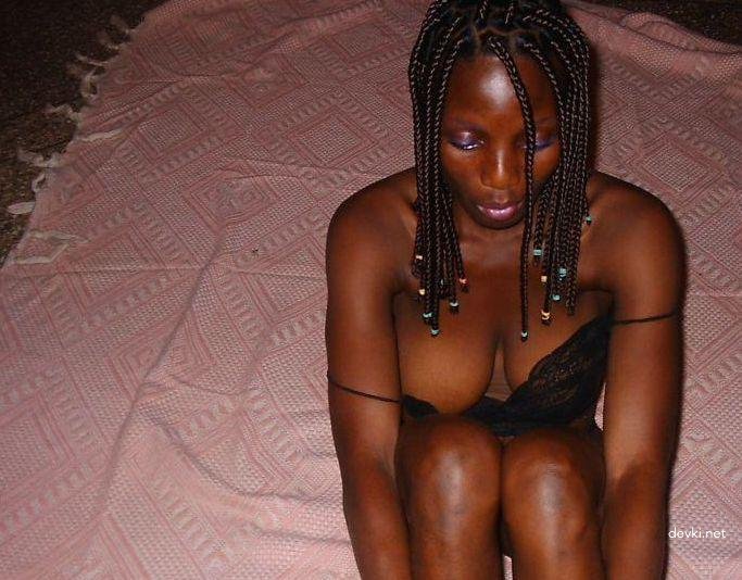 Seductive Ebony Babe with Appetizing Curves - Explicit Amateur Photo
