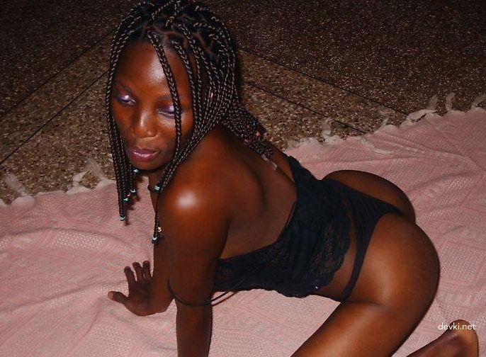 Seductive Ebony Babe with Appetizing Curves - Explicit Amateur Photo