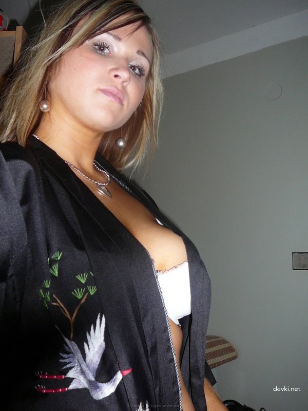 Big Tits Amateur Babe Exposed: Explicit Photos