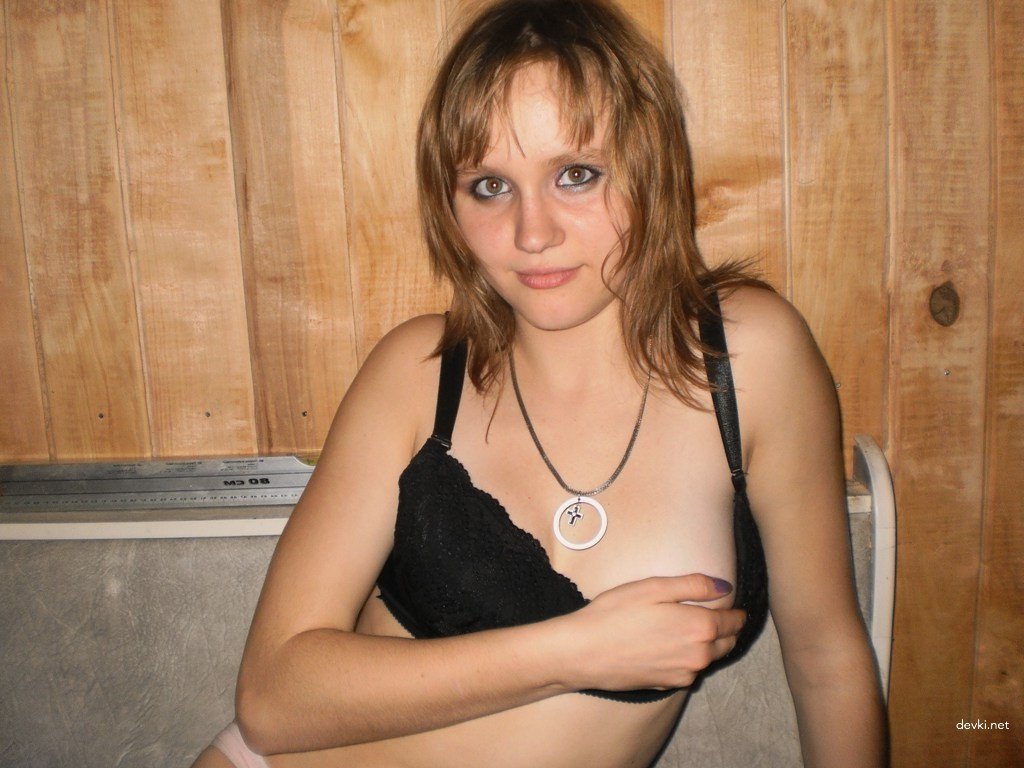 Young beauty flaunts firm tits in amateur porn pic