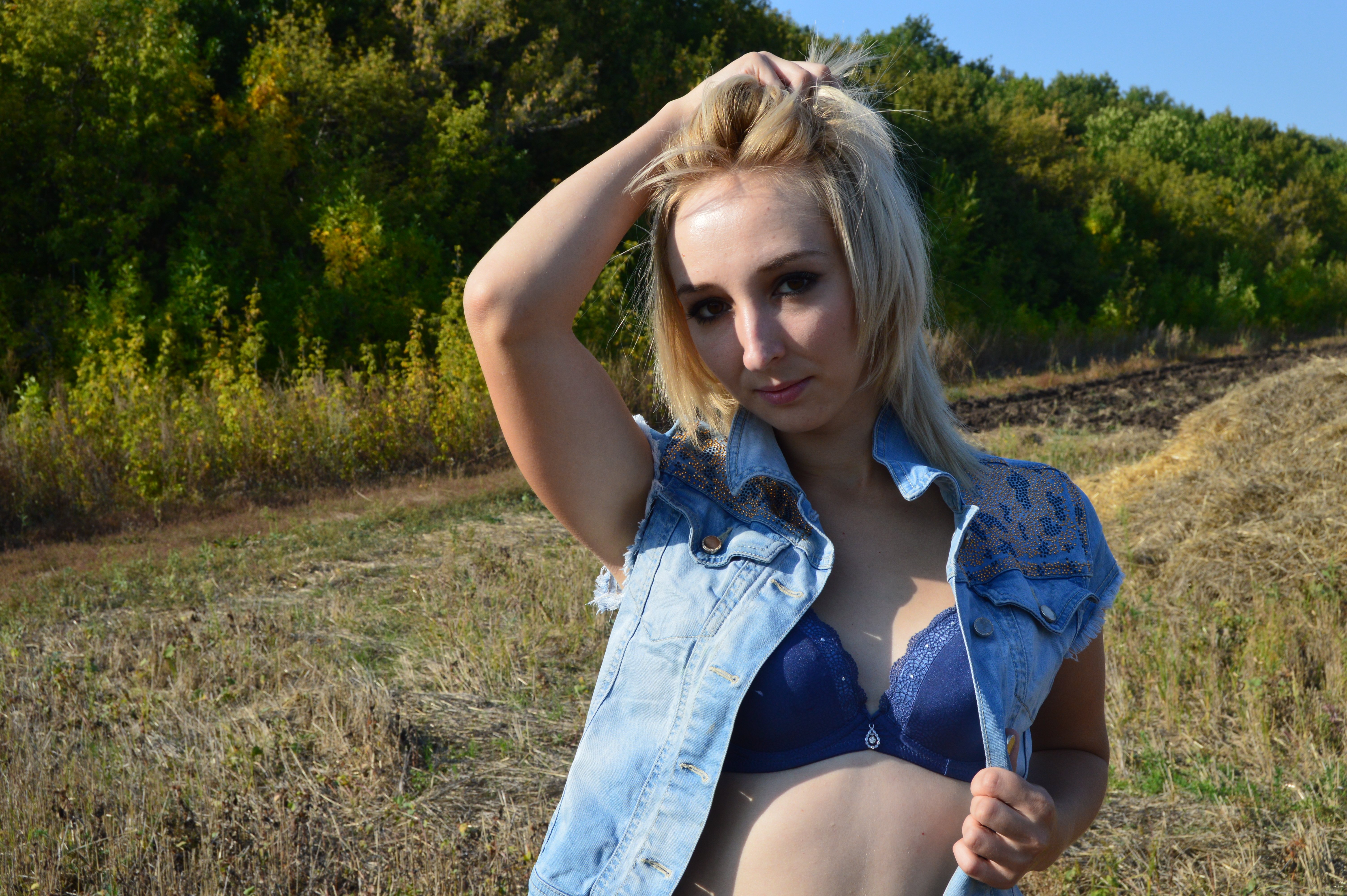 Outdoor Blowjob Amateur Porn Pics: Naked Girl Gives Blowjob in Nature