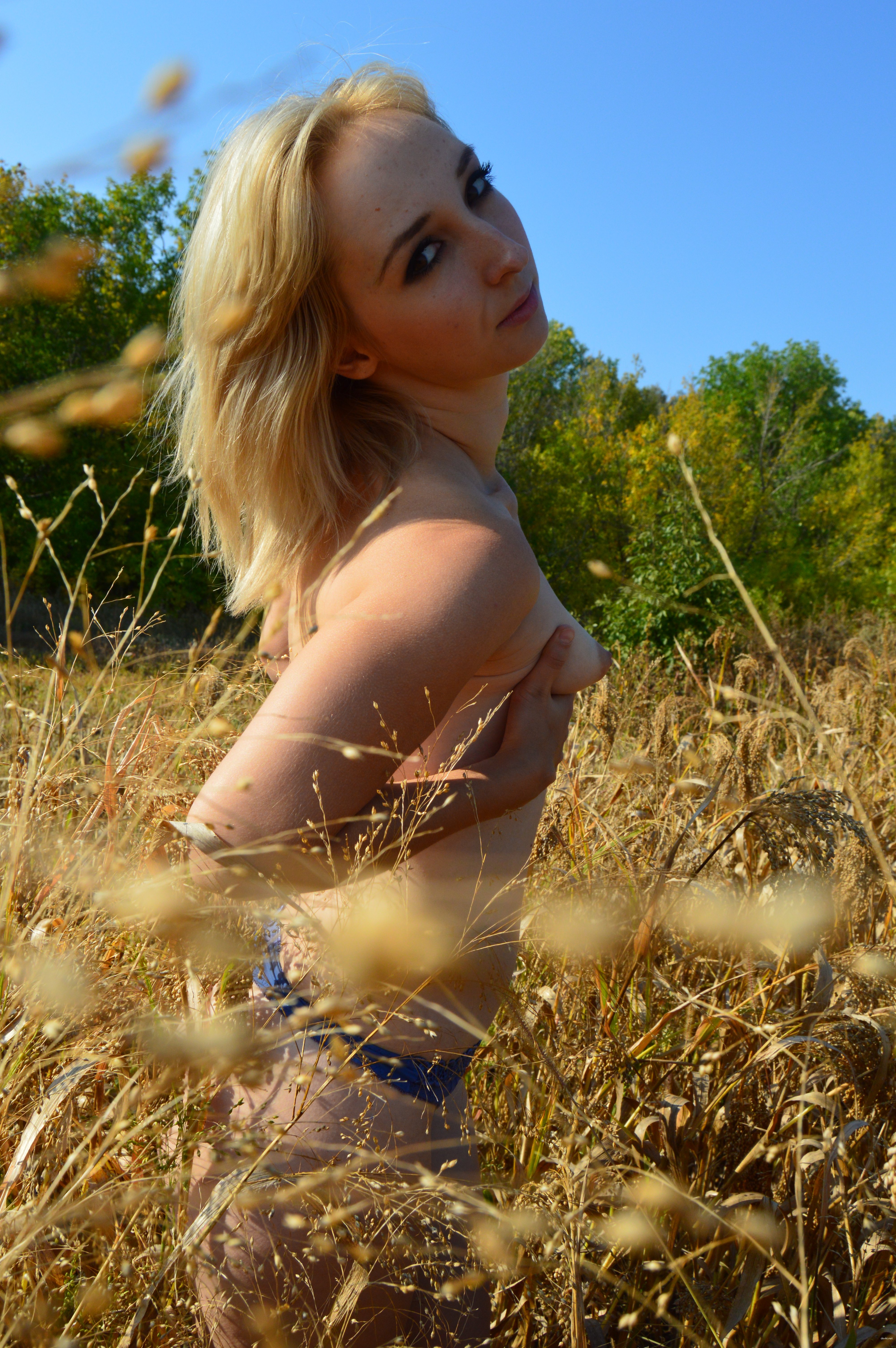 Outdoor Blowjob Amateur Porn Pics: Naked Girl Gives Blowjob in Nature