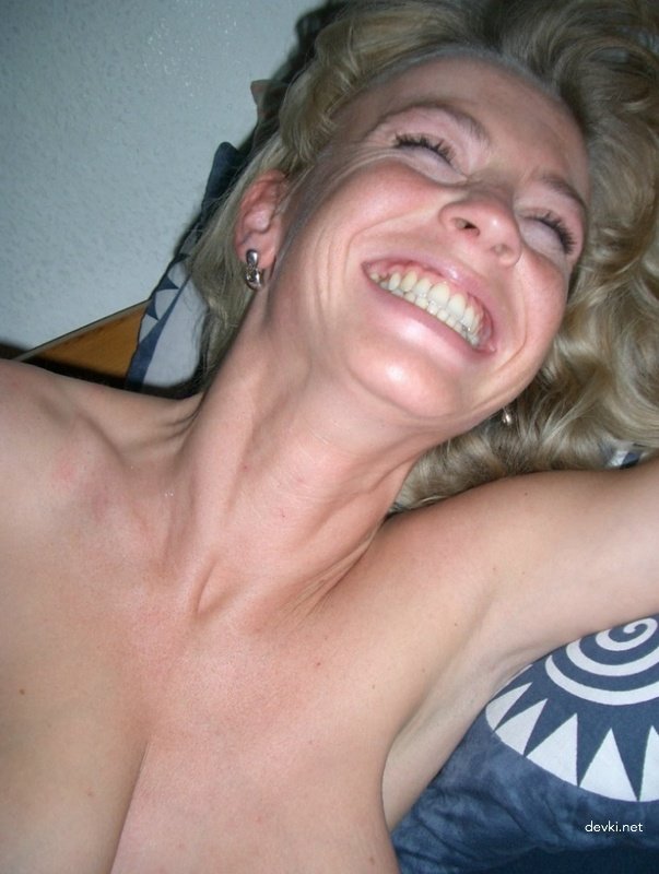 Mature slut takes cock in her ass - Amateur anal porn photo