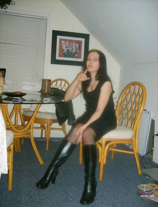 Man finger fucks girlfriend's pussy - Amateur porn photo