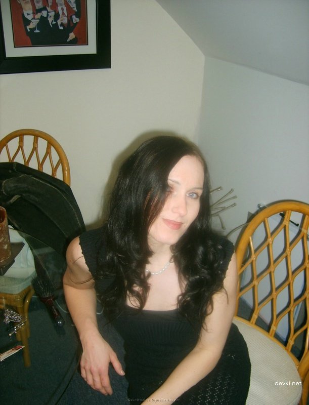 Man finger fucks girlfriend's pussy - Amateur porn photo