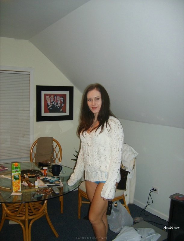 Man finger fucks girlfriend's pussy - Amateur porn photo