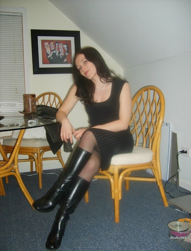 Man finger fucks girlfriend's pussy - Amateur porn photo