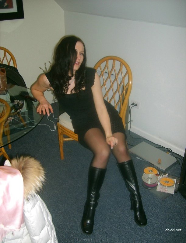 Man finger fucks girlfriend's pussy - Amateur porn photo