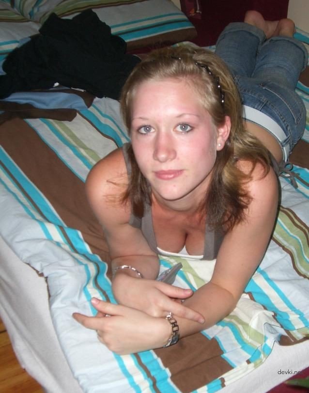 Hot Amateur Porn Pics of Sexy College Girl - Explicit Homemade Sex