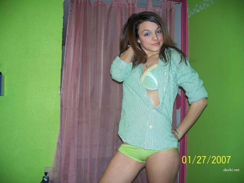 Amateur Teen Girl Home Photo: Explicit and Uncensored Selfies