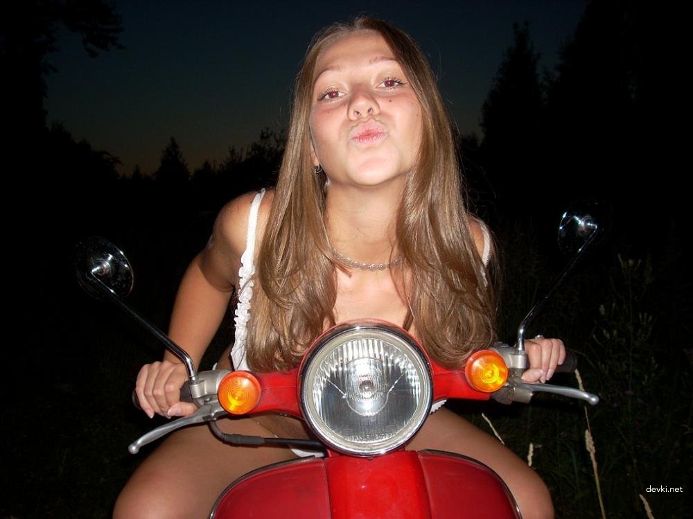 Naked Girl with Great Ass: Explicit Amateur Photo - Hot Booty!